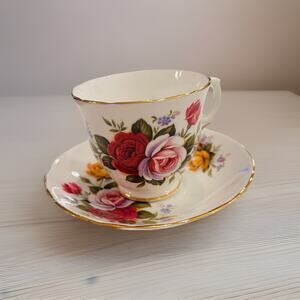 BEAUTIFUL VINTAGE STAFFORDSHIRE FINE BONE CHINA ENGLAND CUP & SAUCER SET ROSES
